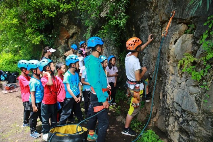 麗江石鼓研學(xué)旅行拓展攀巖基地