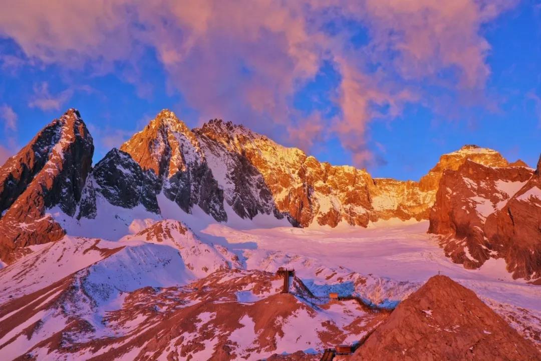 來(lái)日照金山“玉龍雪山”，收獲美好與幸運(yùn)