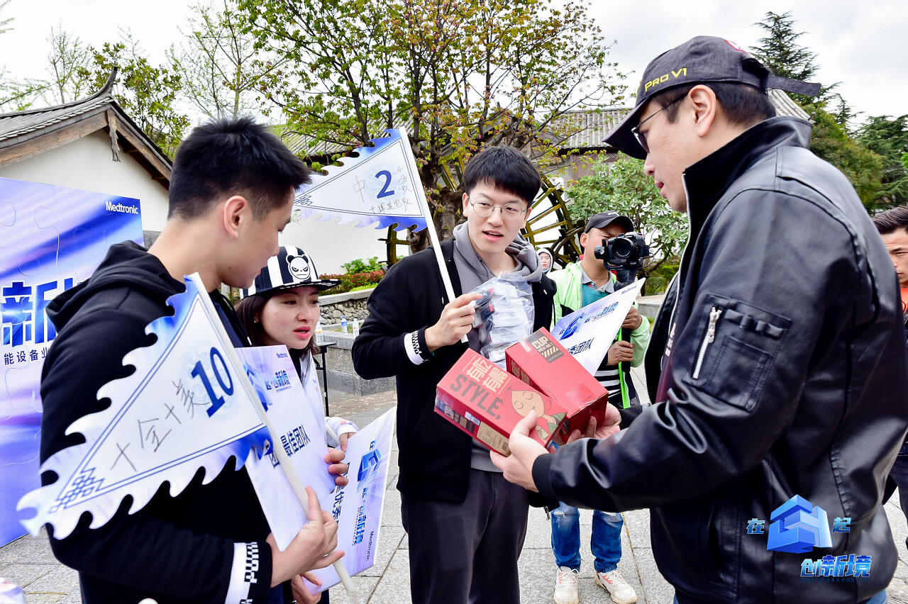 麗江大研古鎮(zhèn)員工團隊定向?qū)毻卣褂柧? width=