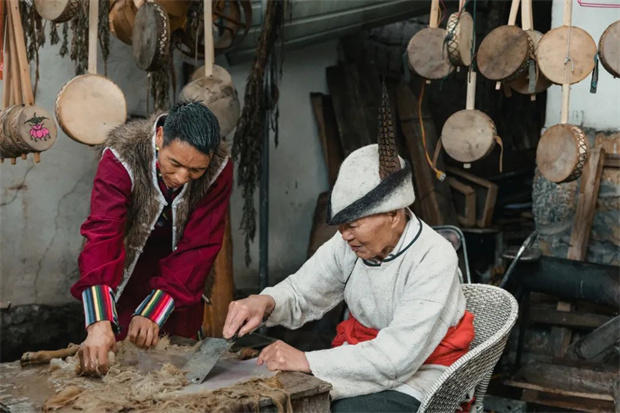 云南旅游,云南旅行社,云南團(tuán)建公司,云南策劃公司,云南會(huì)議會(huì)展,云南策劃執(zhí)行,麗江旅游,麗江旅行社,麗江團(tuán)建公司,麗江策劃公司,麗江會(huì)議會(huì)展,麗江策劃執(zhí)行：麗江勒巴鼓，不止是道具……